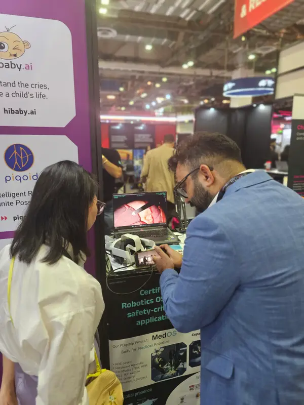 Showing the system at the booth. ROSCon & SWITCH